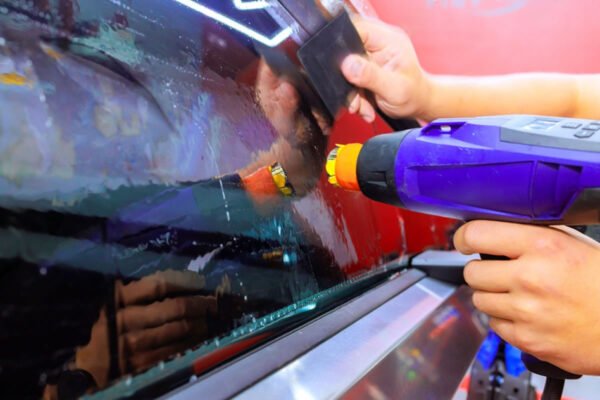 Instalación de lámina de seguridad en ventana de auto