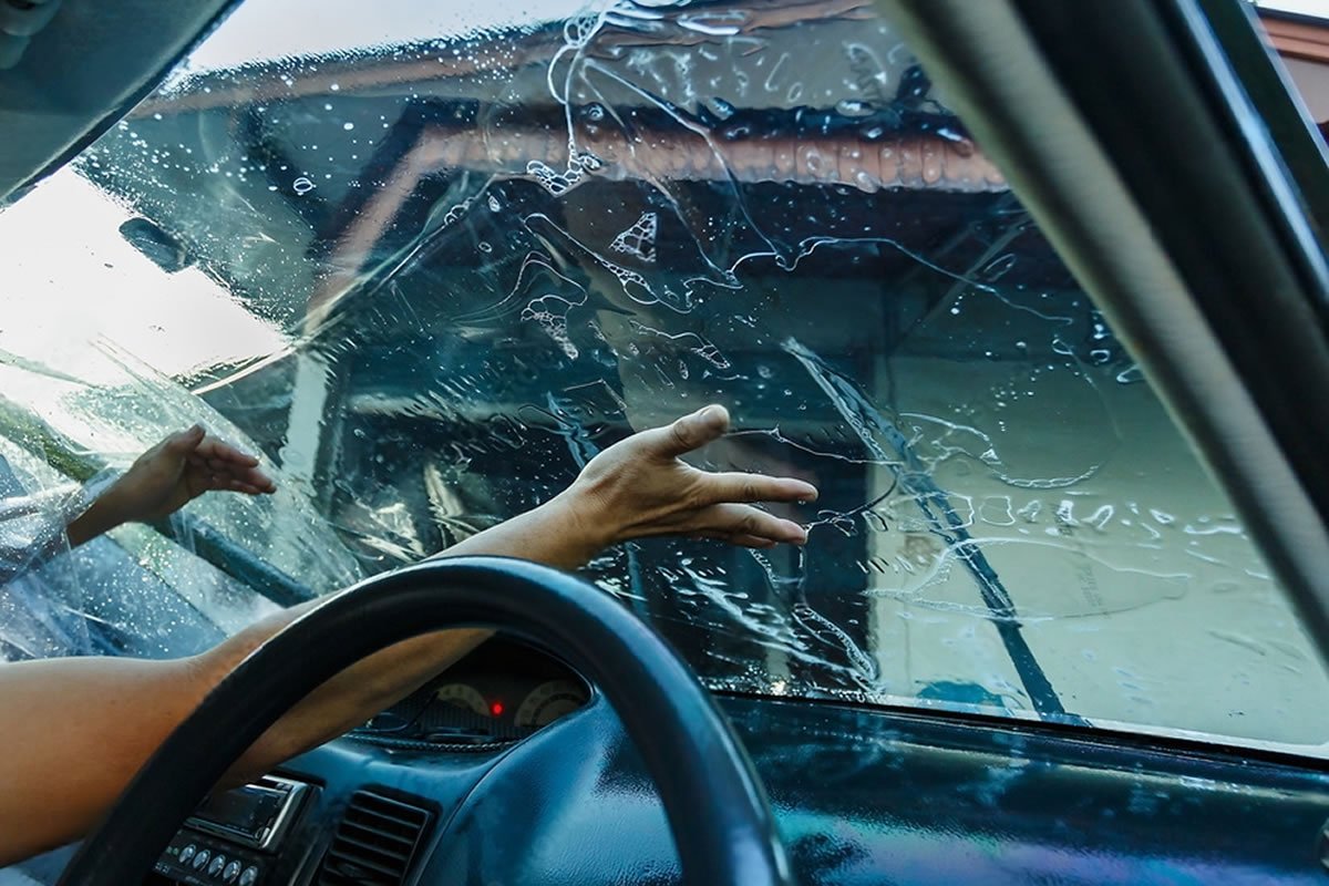 Instalación de lámina de seguridad en vidrio de auto