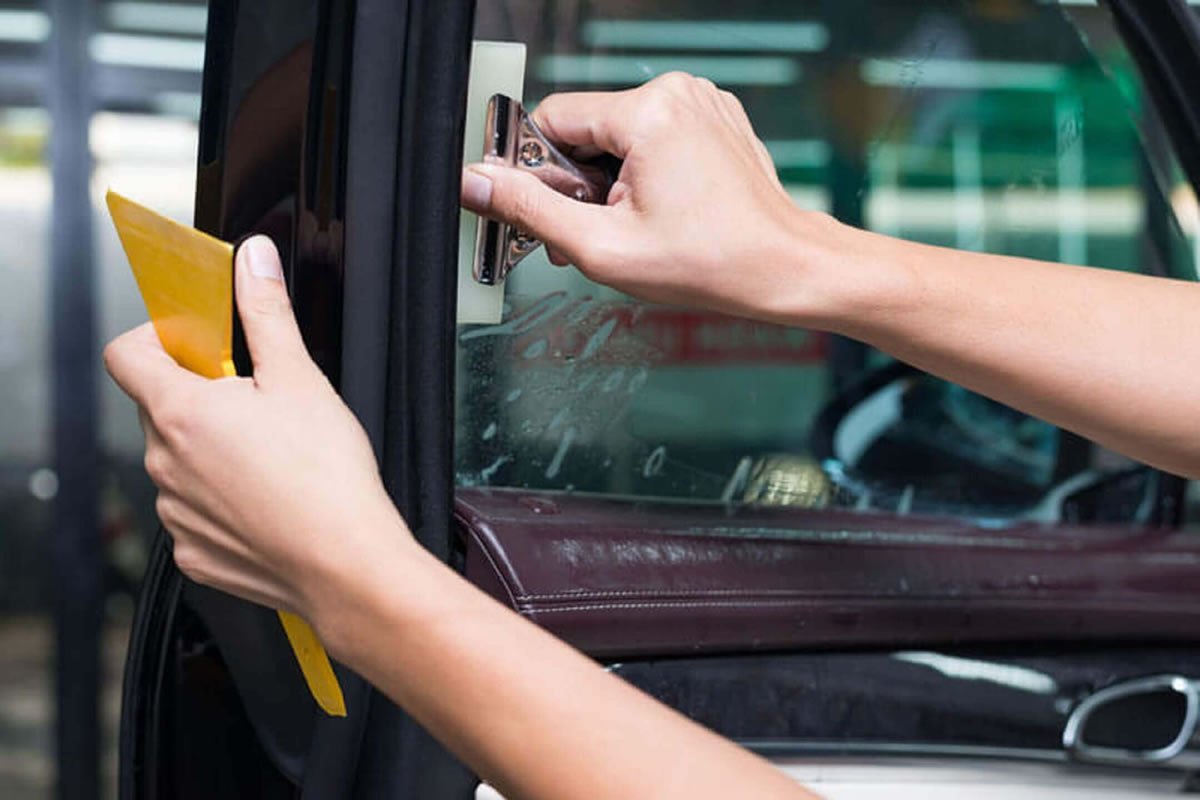 Láminas de seguridad instaladas en vehículos, protegiendo contra robos y mejorando la privacidad en Quito.