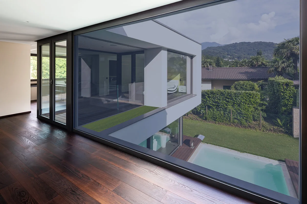 Instalación de láminas arquitectónicas en vivienda para control solar y seguridad en Quito, Ecuador.