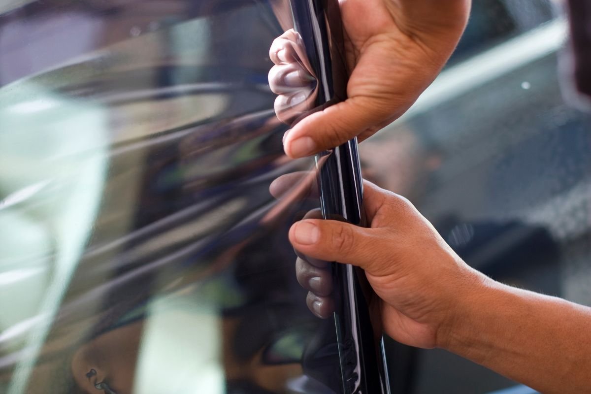 Láminas de seguridad que refuerzan el vidrio y aumentan la protección en vehículos