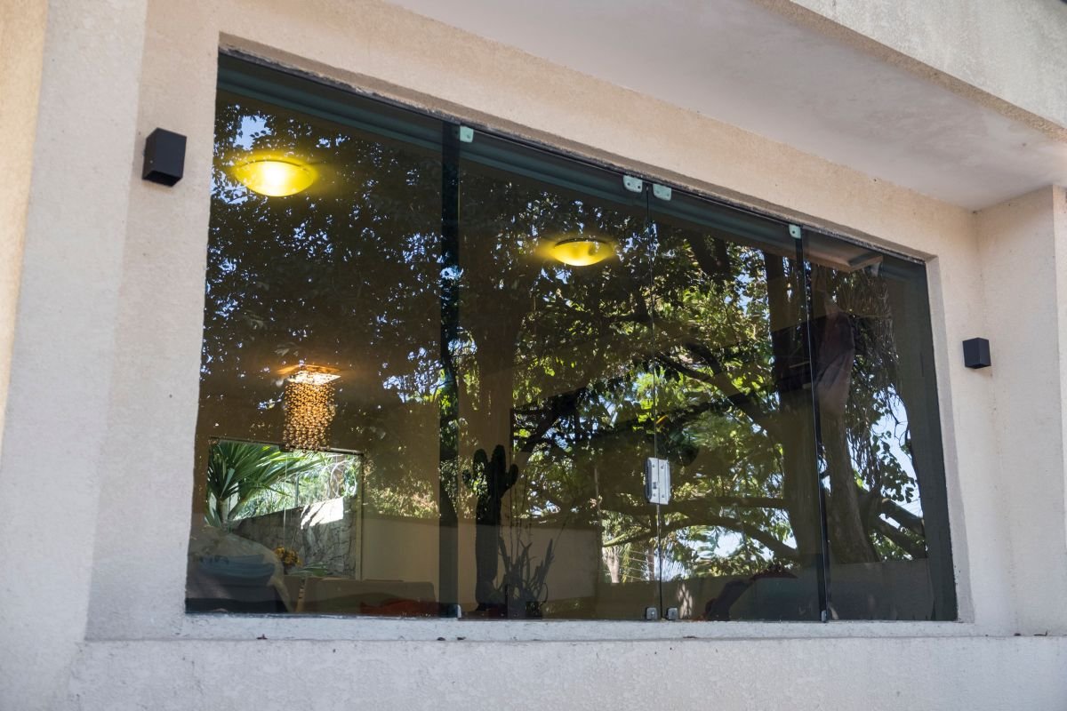 Aplicación de lámina de control solar en ventanales para reducir calor y brillo