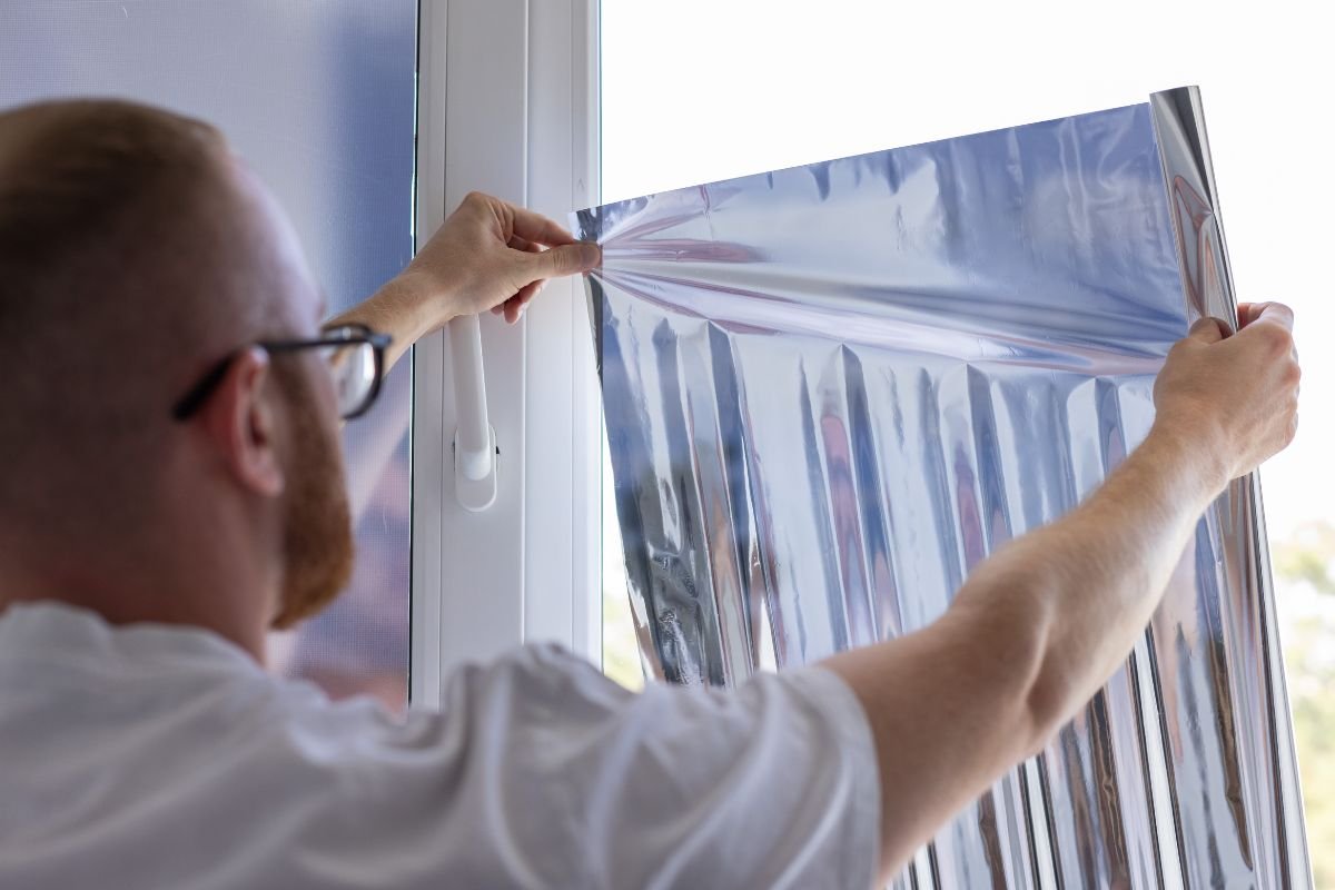 Láminas de seguridad reforzando ventanas de vidrio con tecnología antivandálica en Polarizados Ecuador.