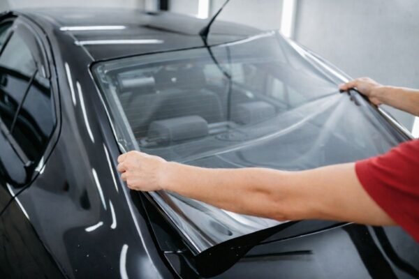 La instalación correcta garantiza mayor durabilidad, mejor estética y protección interior del vehículo.