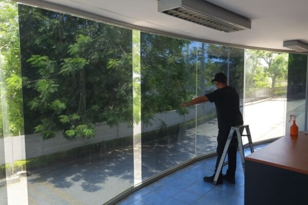 Instalación profesional de láminas de seguridad en ventanas para oficinas en Ecuador