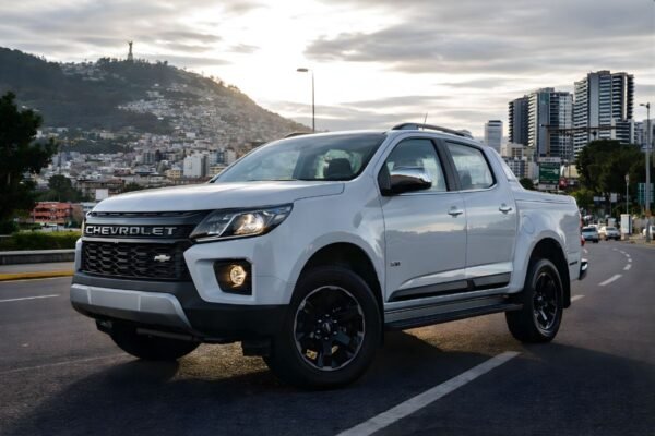 Camioneta con láminas de seguridad automotriz instaladas en Quito Ecuador