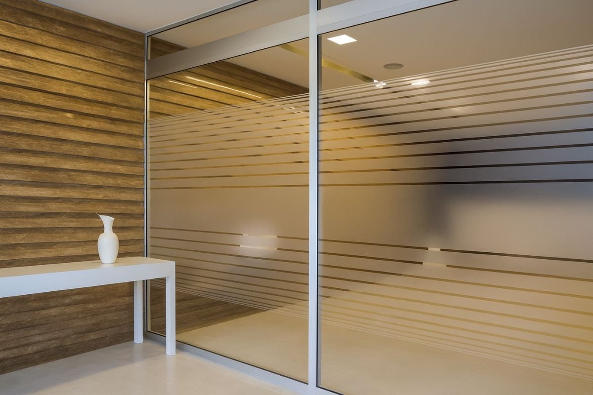 Película decorativa en vidrio para interiores en Ecuador