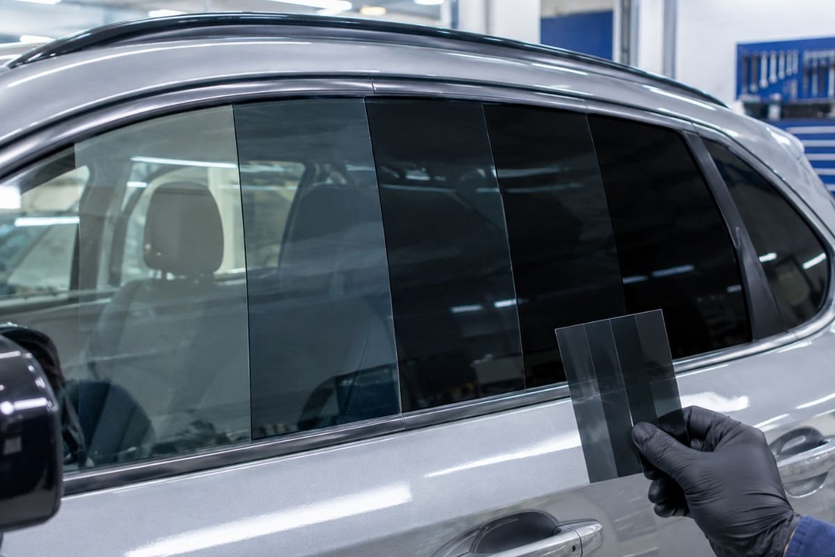 Cuatro tipos de polarizado para autos comparados: dyed, metalizado, nanocarbono y nanocerámico